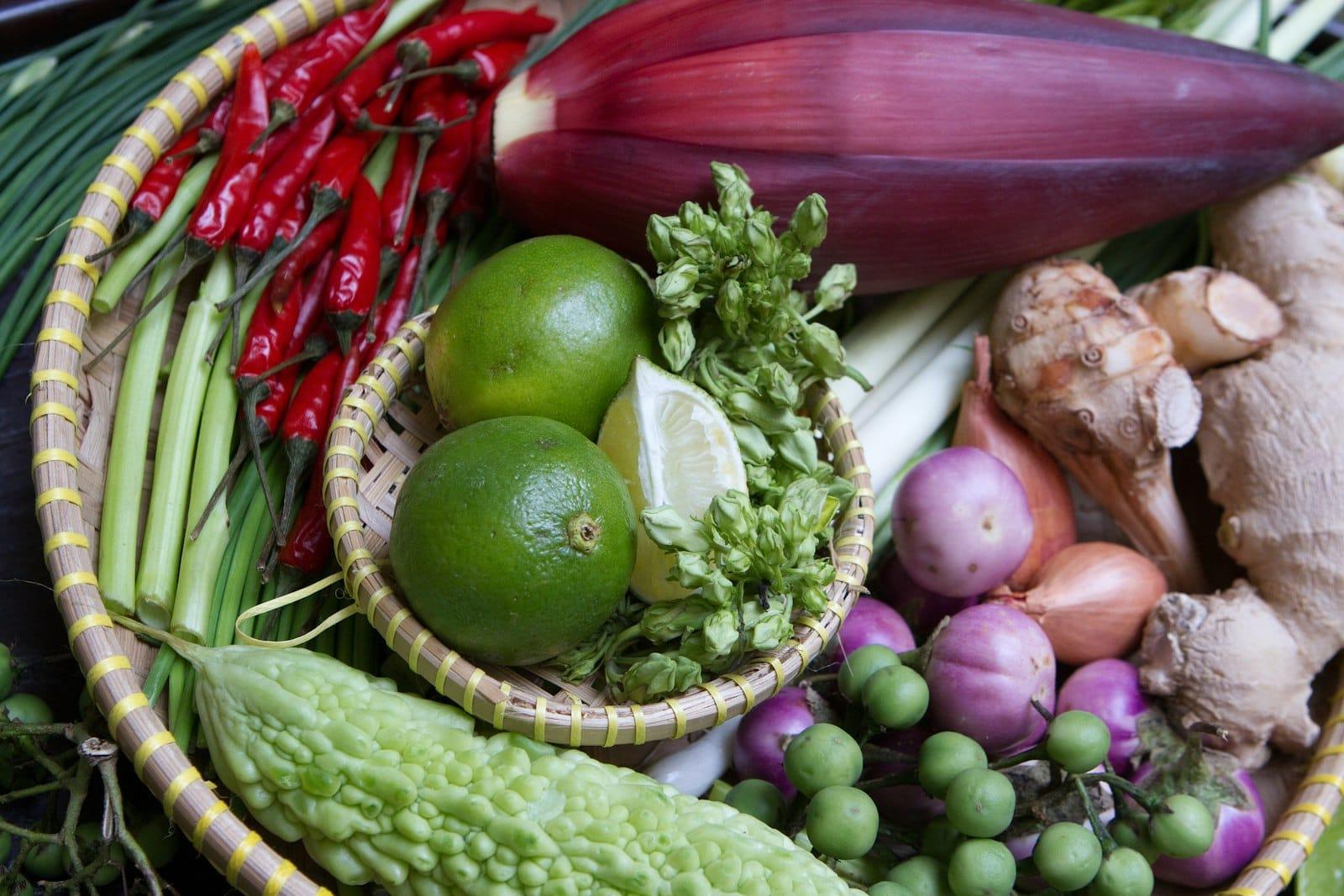 Citronnelle, galanga, piments et feuilles de combava